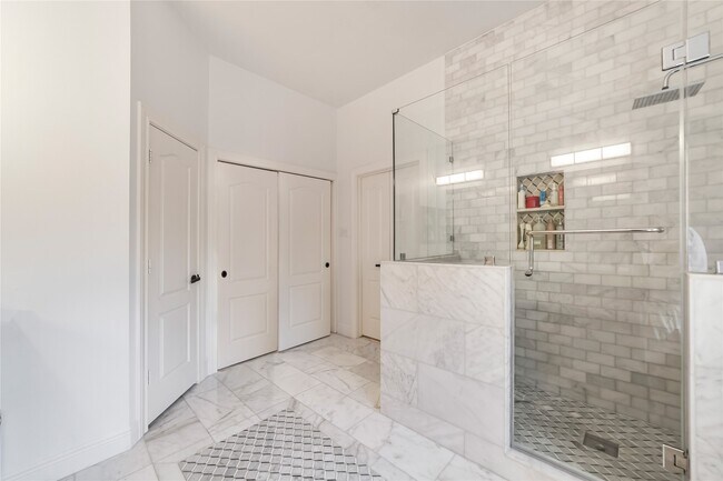 Building Photo - 1611 Lakeside Enclave Dr