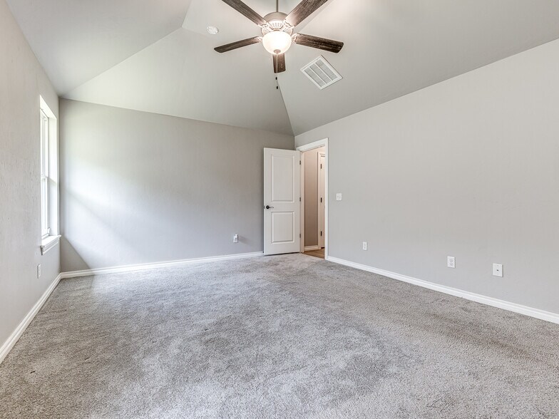 Building Photo - 3716 Pettit Blvd