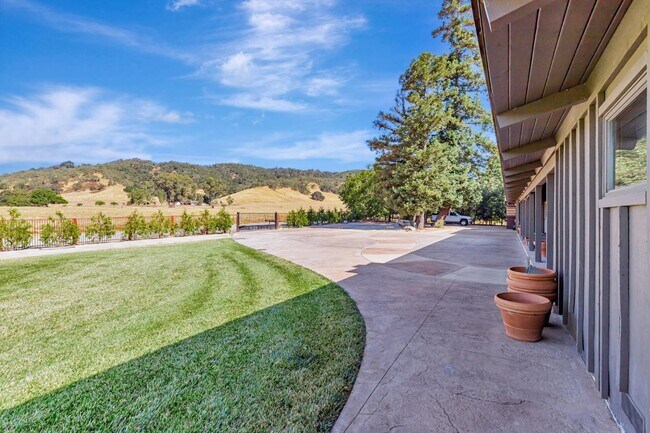 Building Photo - 9270 Linda Vista Ln
