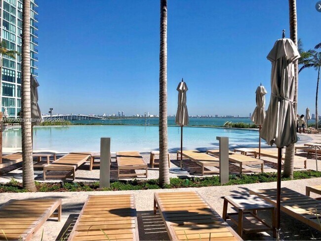 Building Photo - 650 NE 32nd St