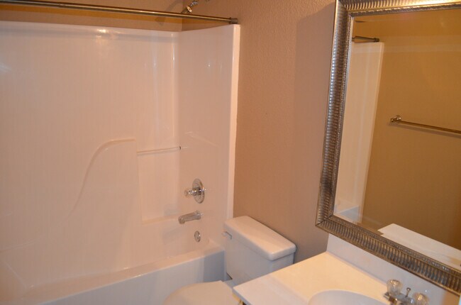 Building Photo - Fantastic 4BR/2BA in Highly Sought After Country Trails!