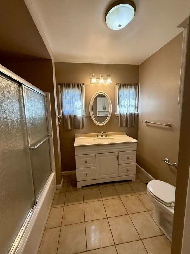 Building Photo - Charming 2 Bedroom 1 Bath