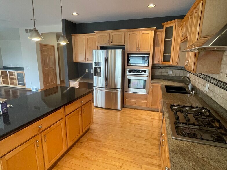 Building Photo - 3169 Pleasant St