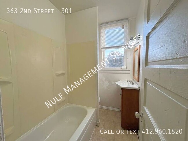 Building Photo - Eligible for Section 8: 3 Bed, 1 Bath Apar...