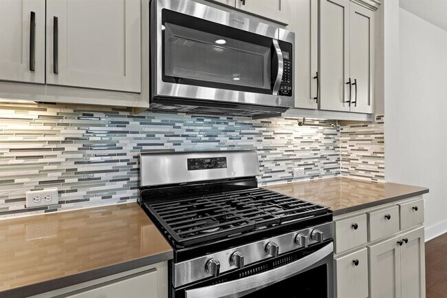 Building Photo - 13800 Lyndhurst St