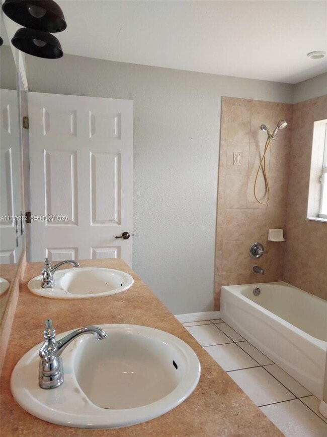 Building Photo - 4031 Santa Barbara Dr