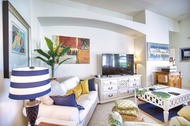 Building Photo - Seasonal Short-Term Single Family Pool Home in Pelican Pointe Golf & Country Club!
