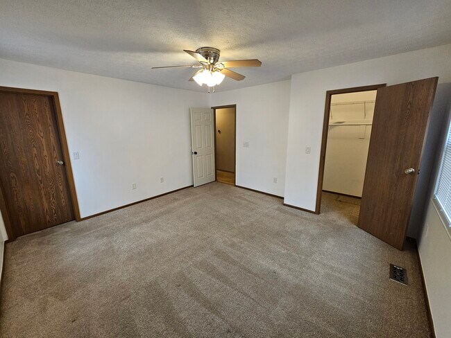 Building Photo - 5244 Wagon Wheel Ln