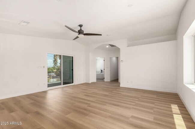 Building Photo - 2210 E Everett Dr