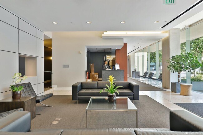 Building Photo - 260 King St