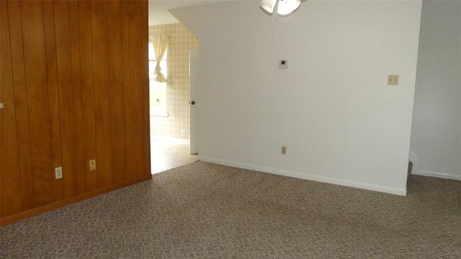 Building Photo - 15606 Santa Fe Dr