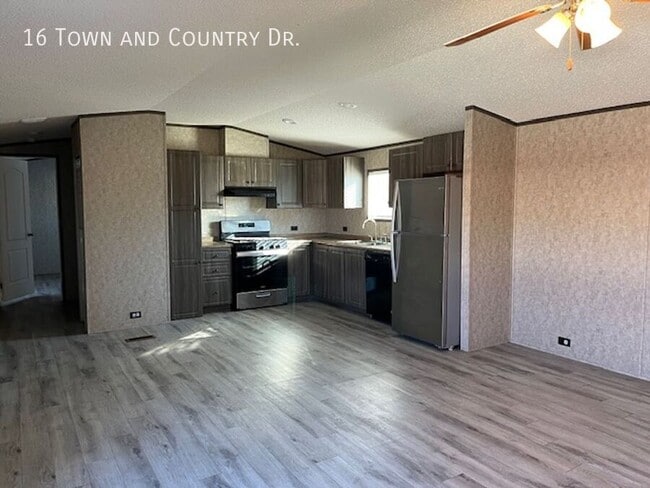 Building Photo - 16 Town and Country Dr