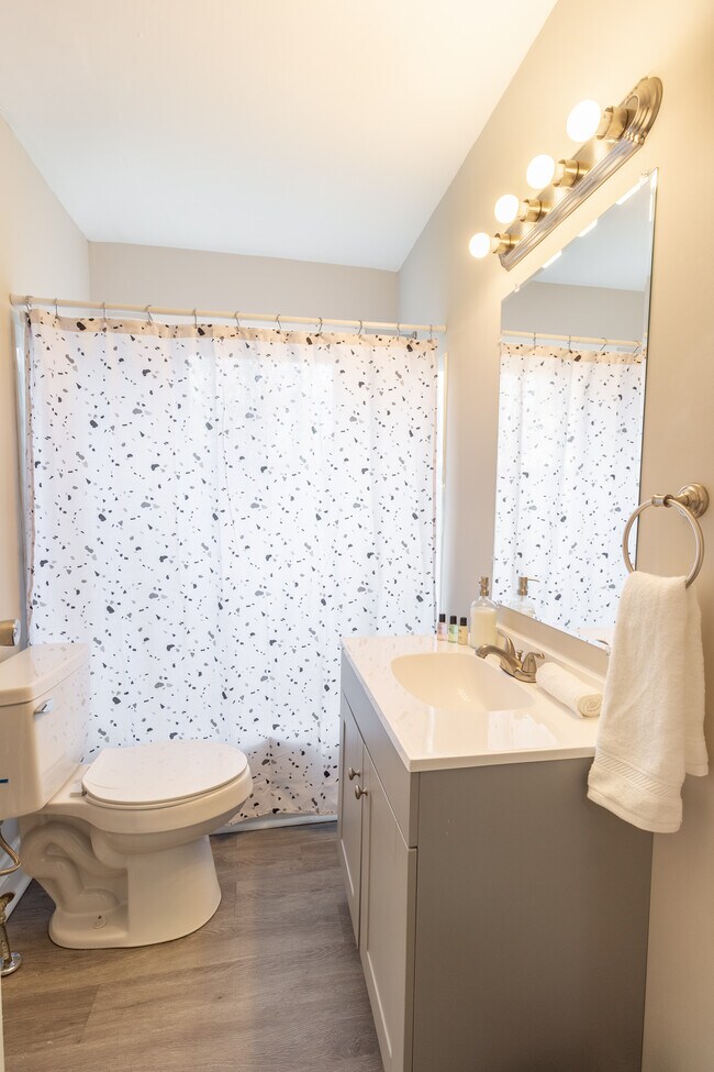 Building Photo - 1123 Wilson Ave