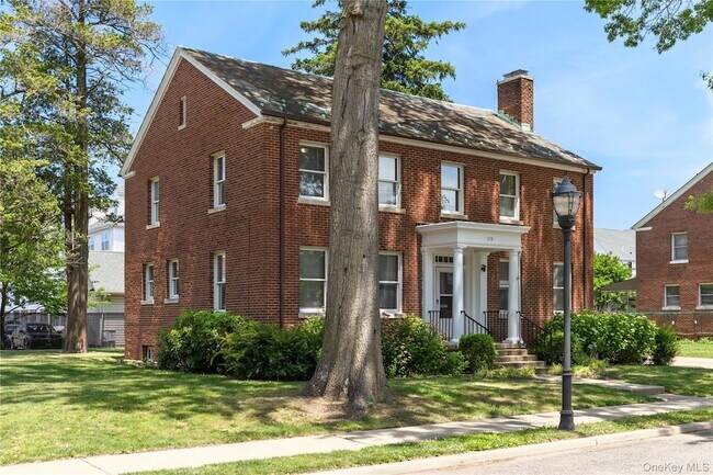 Building Photo - 315 Ellington Ave E