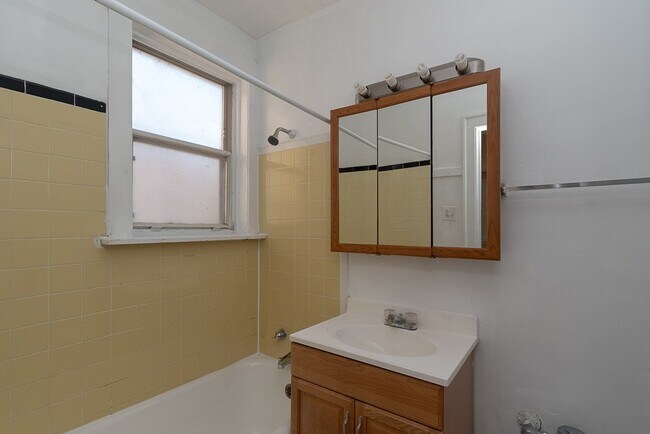Building Photo - 714 W Belmont Ave