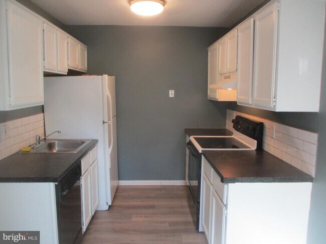 Building Photo - 204 Beacon Hill Dr