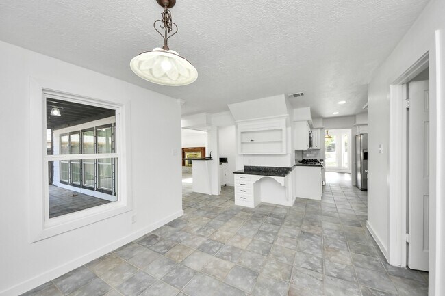 Building Photo - 616 S Rivershire Dr