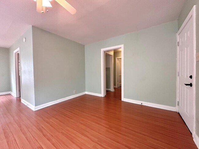 Building Photo - 914 E 39th St