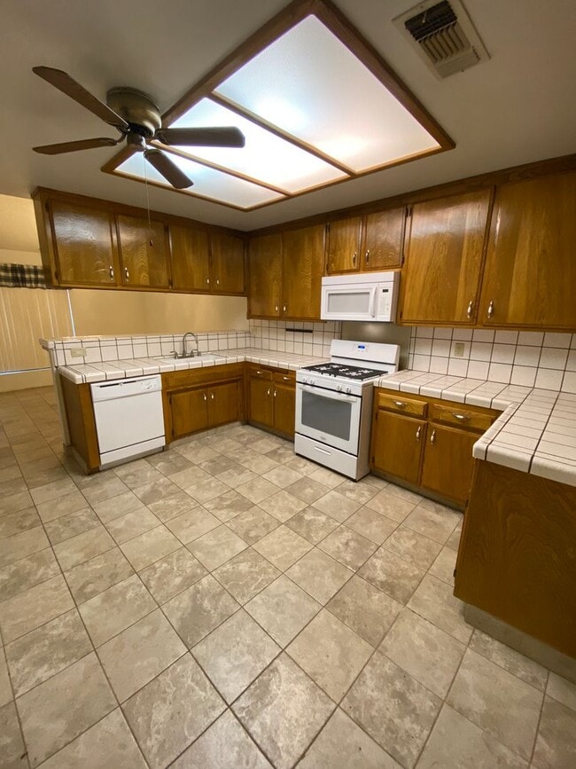 Building Photo - 2 Bedroom Condo in Gated Community!