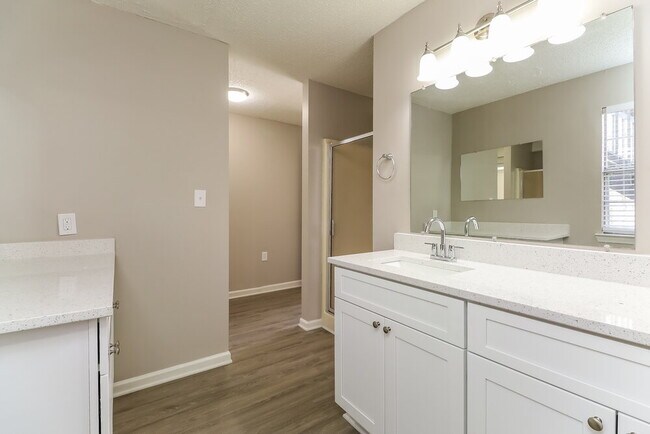 Building Photo - 240 Rosewood Dr