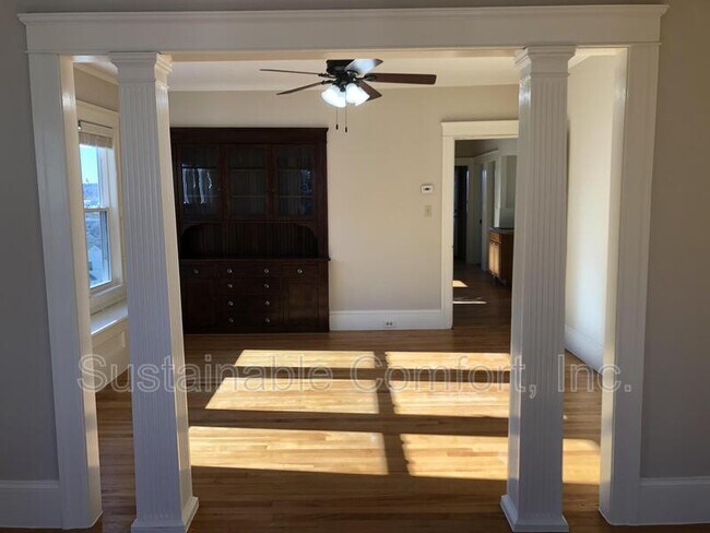 Building Photo - 26 Sterling St