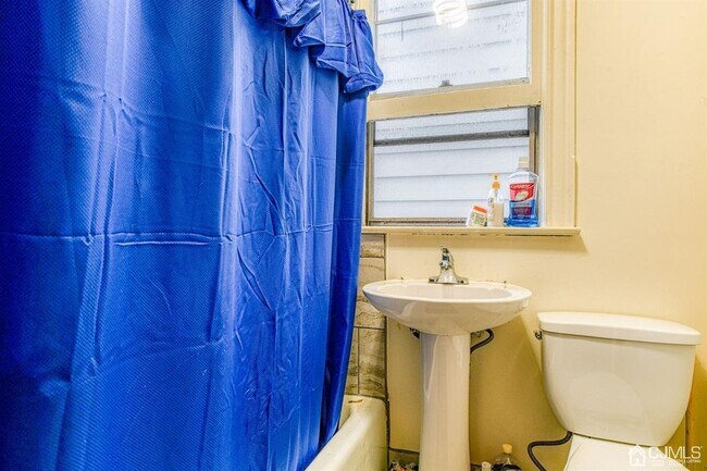 Building Photo - 259 Somerset St