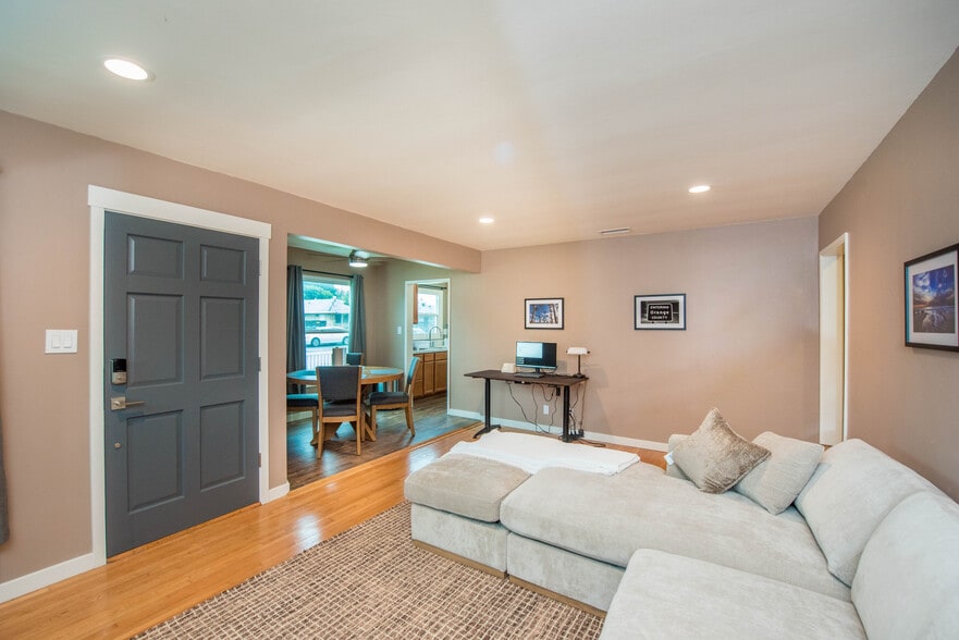 Building Photo - 250 N Clark St