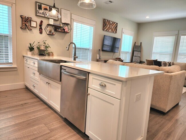 Building Photo - Perfect Blend of Comfort