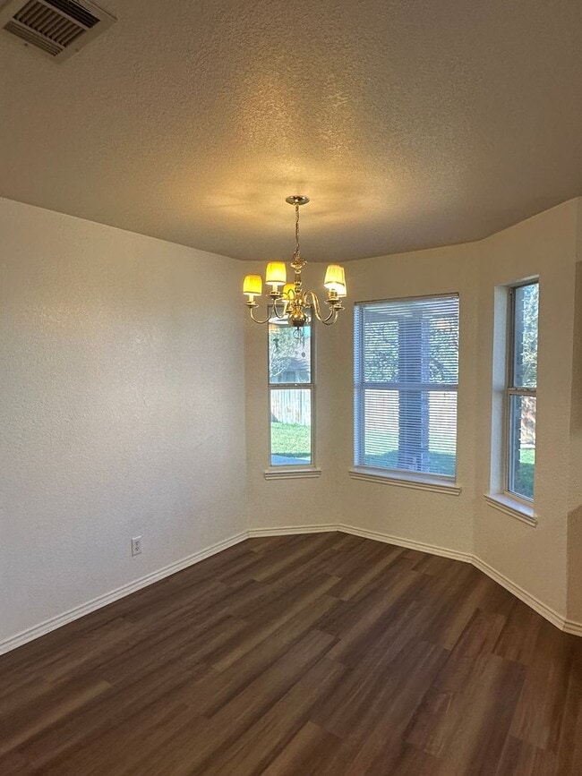 Building Photo - 3 bedrooms PLUS Bonus Room