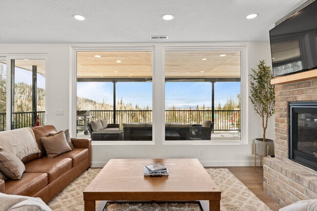 Building Photo - 220 Circle Dr