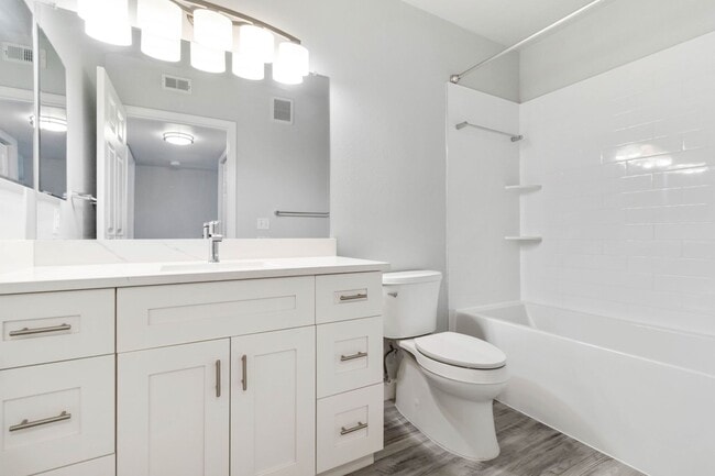 Building Photo - Fully updated 2/2 unit available now for a...