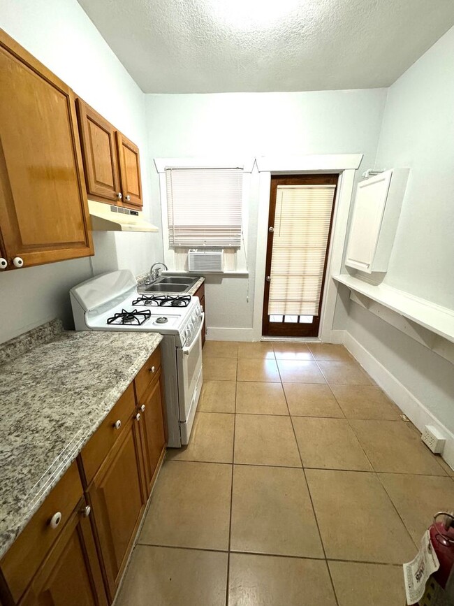 Building Photo - 105 N 17th St W
