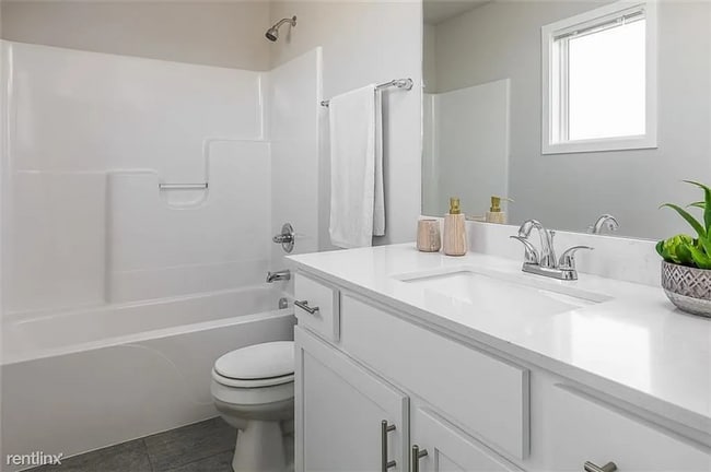 Building Photo - Great 3 Bedroom Single-Family Home in Urba...