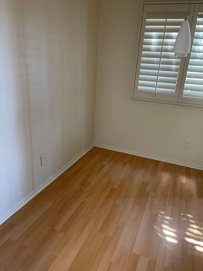Building Photo - Epic REA: Cozy 2BR Near UC Davis w/ Garage...