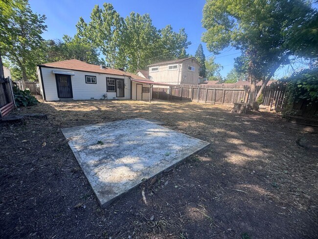 Building Photo - 2-Bedroom Home in the State Streets!