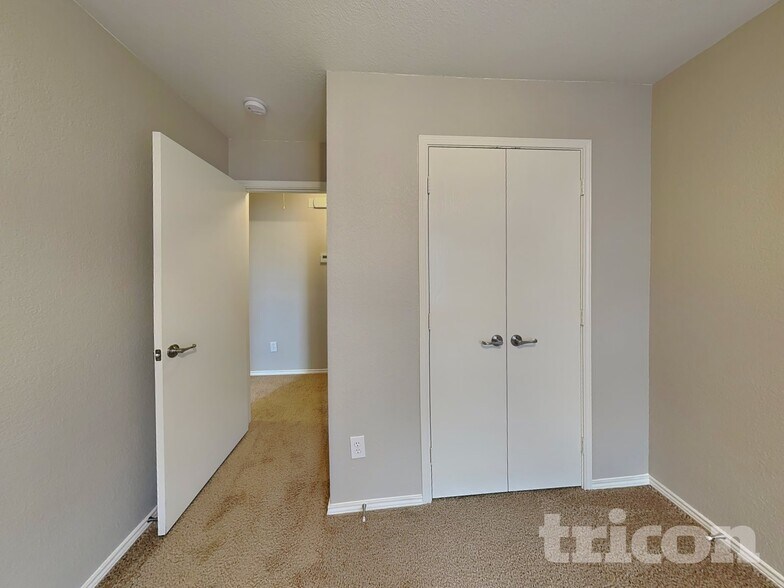 Building Photo - 851 Village Point Ln