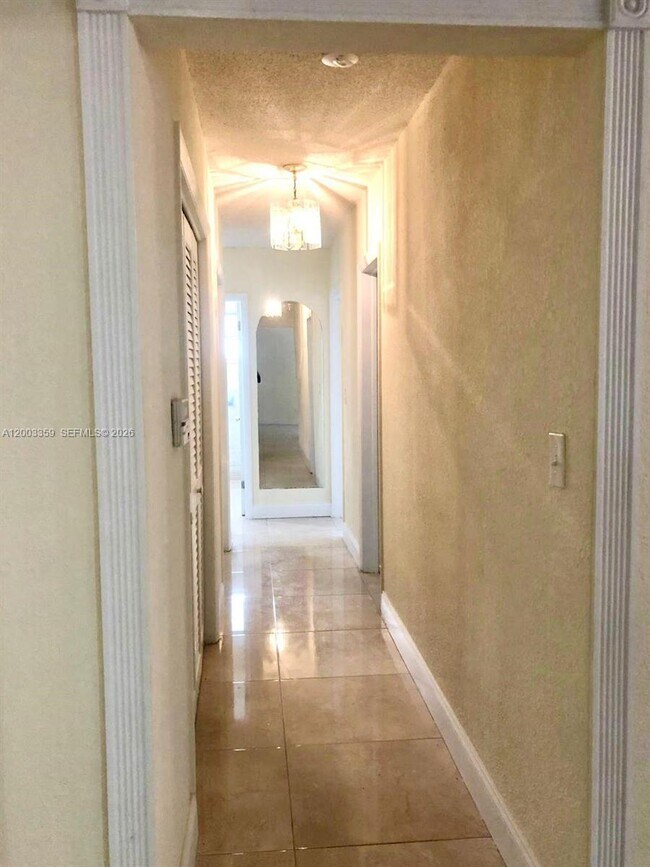 Building Photo - 4900 SW 36th Ct