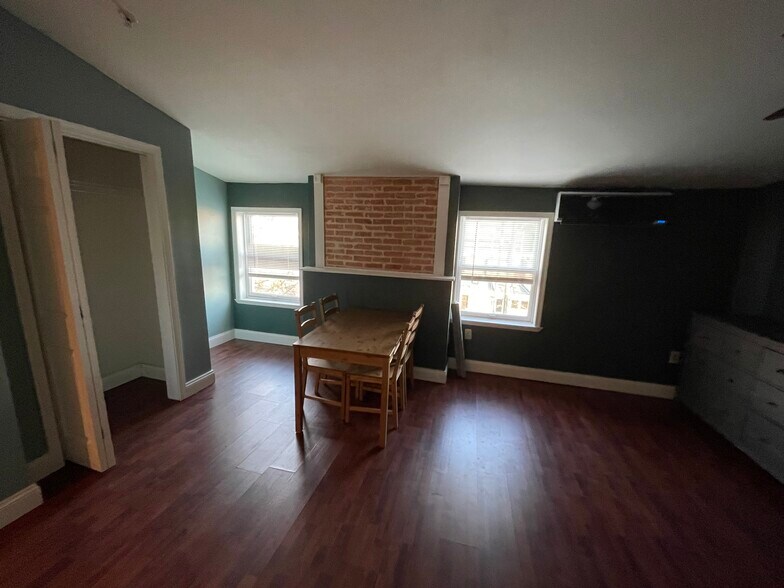 Building Photo - 927 N Calvert St