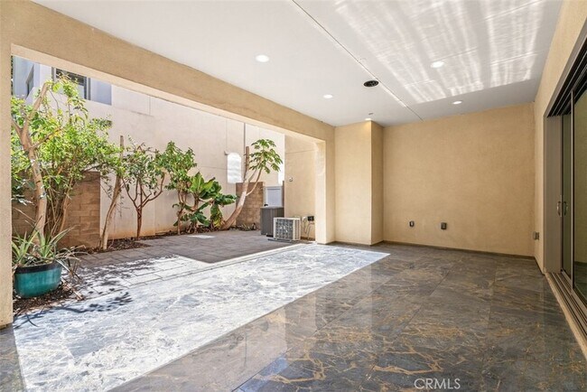 Building Photo - 123 Interval