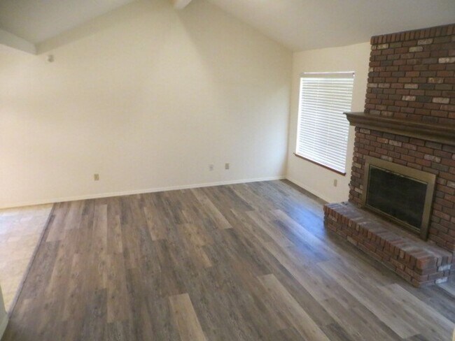 Building Photo - North Fresno Home, 3BR/2BA, Built 1989 - Lots of Amenities!