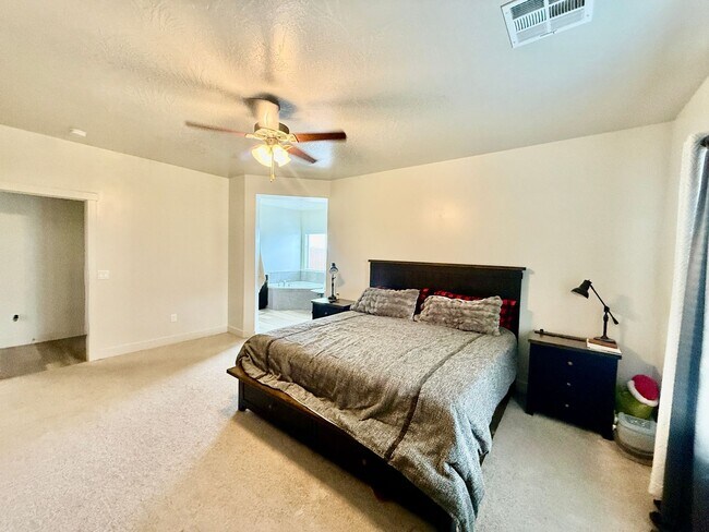 Building Photo - Lovely Pet Friendly 3-BR + Office in Sage Canyon