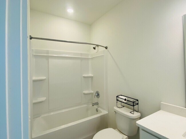 Building Photo - Over 2,000 Sq Ft! 4BR Home w/ En Suite Guest Room