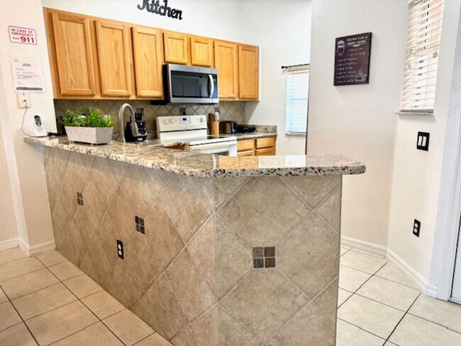 Building Photo - Kissimmee Townhome For Rent - Fully Furnished with 3 Bedrooms 2.5 Baths