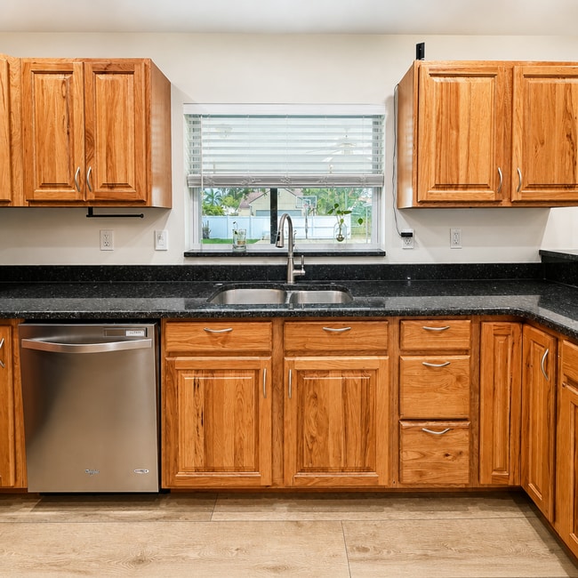 Building Photo - Updated 2/2/1 Home in Northeast St. Petersburg!