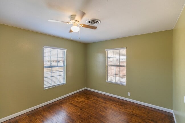 Building Photo - Cozy 3 Bed 2 Bath Home - Pets on Owner App...