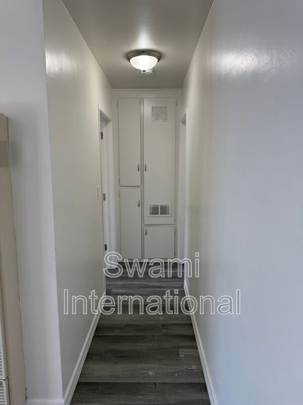 Building Photo - 1102 1/2 W. 92nd St.