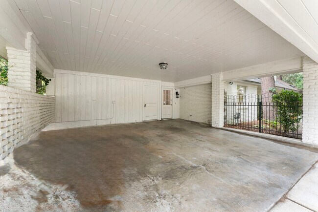 Building Photo - 13643 Glen Erica Dr