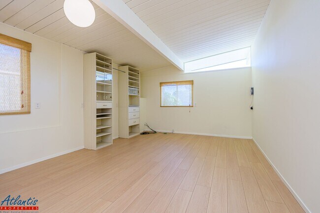 Building Photo - Gorgeous Eichler Home | Desirable Location