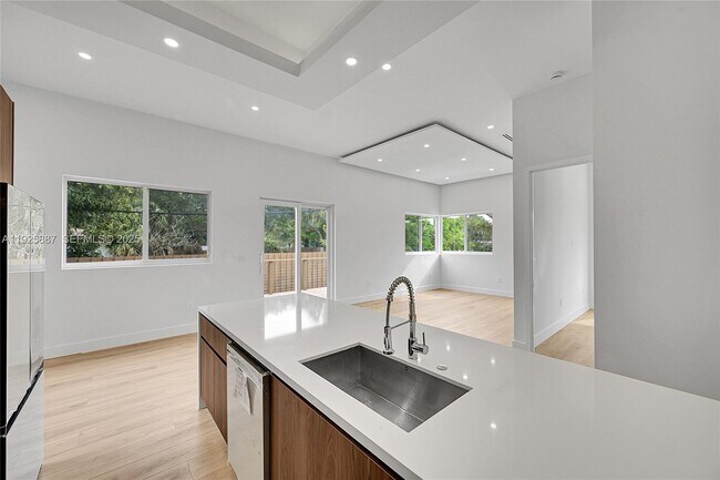 Building Photo - 2931 SW 12th Ave