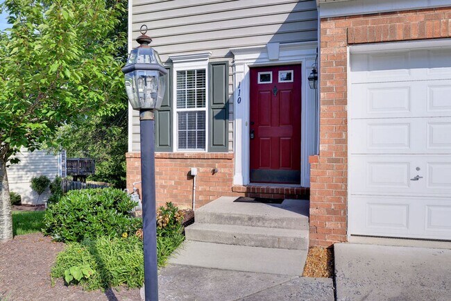 Building Photo - End unit Townhome in Riverwalk Townes
